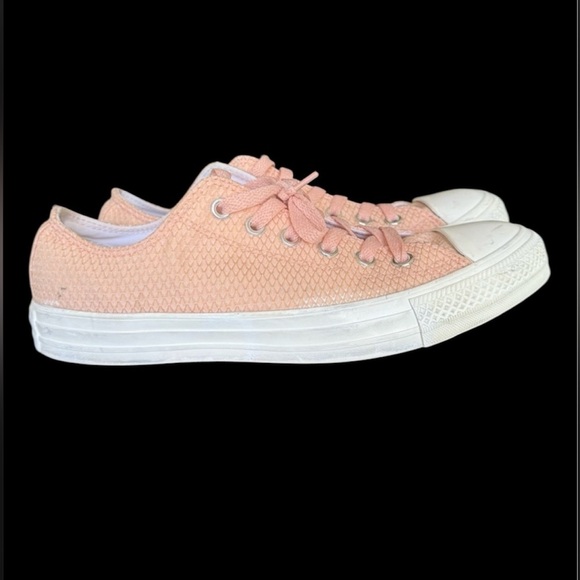 Converse ladies, pink, low top sneaker, lace up ladies size 9 - Picture 1 of 10